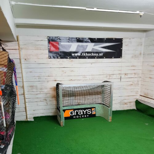 Mini hockeydoelen 46 Ons mini hockeydoel Bij Supersports in de winkel om met een hockeystick te oefenen.